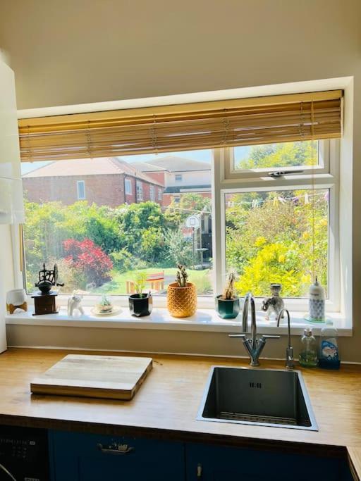 Lovely, Sunny House, By The Beach & Centre! Lytham St Annes Eksteriør billede